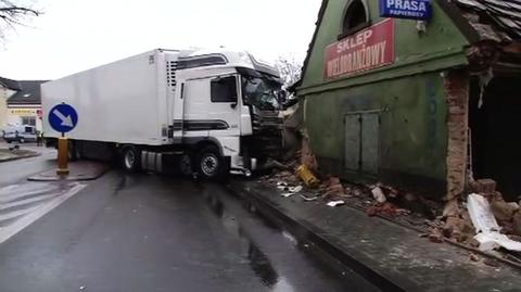 Tir wjechał w dom. Zablokowana stara krajowa "2"