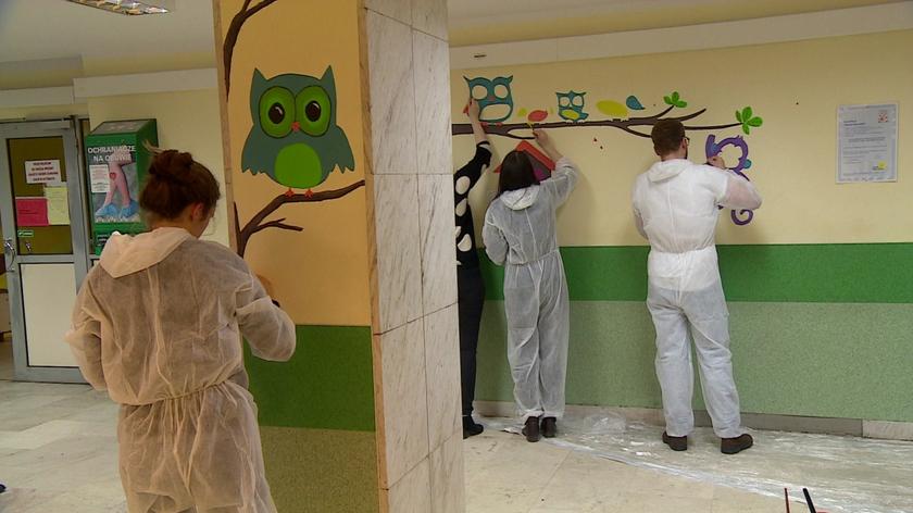 Wolontariusze malowali ściany kliniki dziecięcej