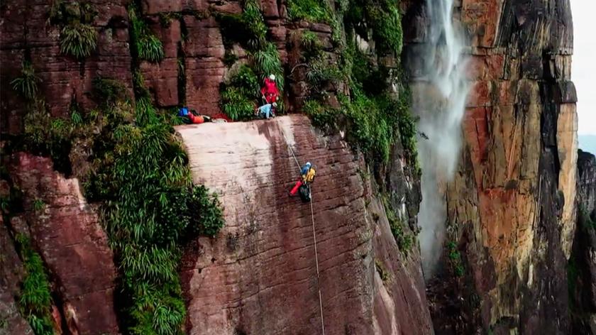 Polacy zdobyli najwyższy wodospad świata