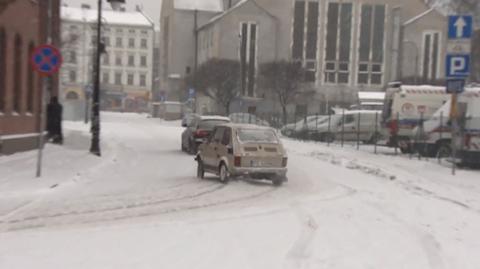Poznań cały w śniegu. Trudne warunki na drogach