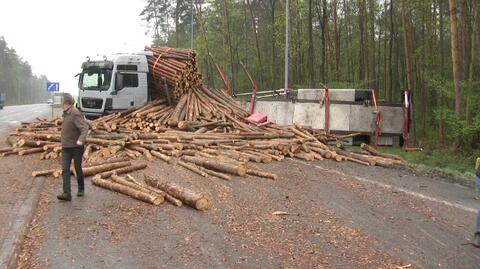 Drewniane bale wysypały się na drogę