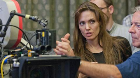 Debiut reżyserski Jolie - "ciężki i brutalny"