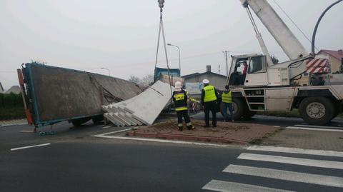 Z tira wysypały się betonowe płyty. "Krajowa 11" była zablokowana