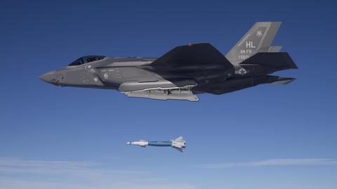 Piloci ćwiczą zrzucanie bomb z F-35A