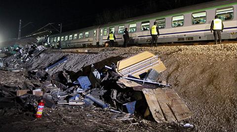Pasażerowie pierwszego pociągu jadącego przez miejsce sobotniej katastrofy uczcili jej ofiary minutą ciszy