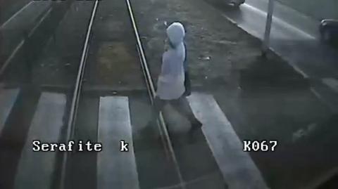 Kobieta wchodzi pod tramwaj. Kolejne nagranie MPK Poznań
