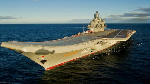 Rosyjski lotniskowiec Admirał Kuzniecow na morzu