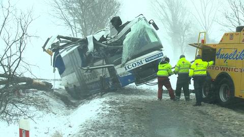 Autobus po kilku godzinach został wyciągnięty z rowu