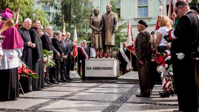 Pomnik prezydenckiej pary odsłonięty w Radomiu. "Powinien łączyć, a nie dzielić"
