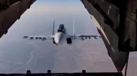 Rosyjski myśliwiec na wyciągnięcie ręki od transportowca