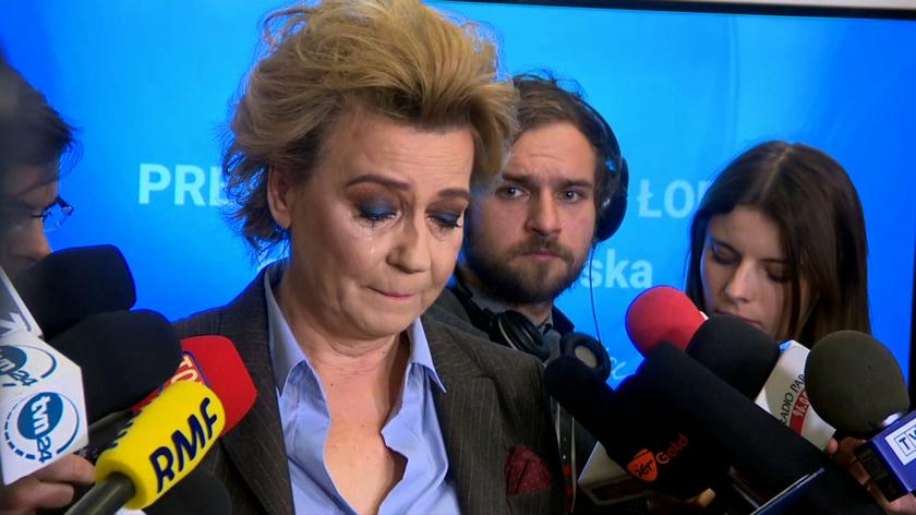 Prezydent Łodzi usłyszała zarzuty, na konferencji prasowej płakała (wideo archiwalne)