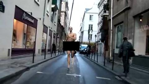 Tyczkarz biegnie nago przez Paryż