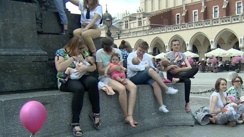 Zwolenniczki karmienia piersią spotkały się na Rynku Głównym w Krakowie