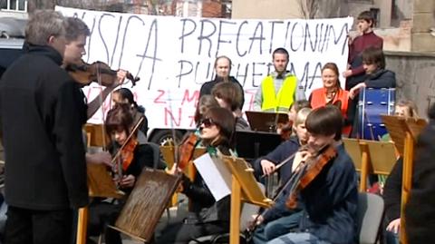 Muzyczny protest w obronie szkoły