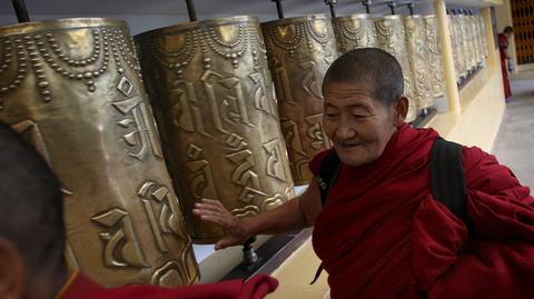Mnich tybetański podczas modlitwy