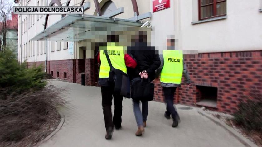Policja: dwóch wrocławskich urzędników zatrzymanych za korupcję