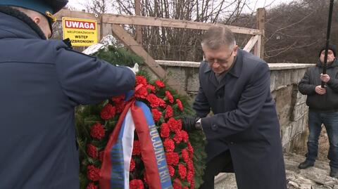 Rosyjski ambasador z kwiatami. Pojawił się przy rozebranym pomniku sowieckiego generała
