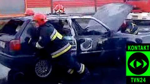Auto w płomieniach, kierowcy w korku (film: Adrian)