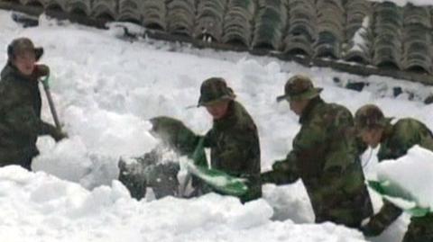 12 tys. żołnierzy walczy ze śniegiem