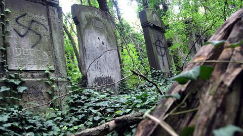 Zdewastowany cmentarz