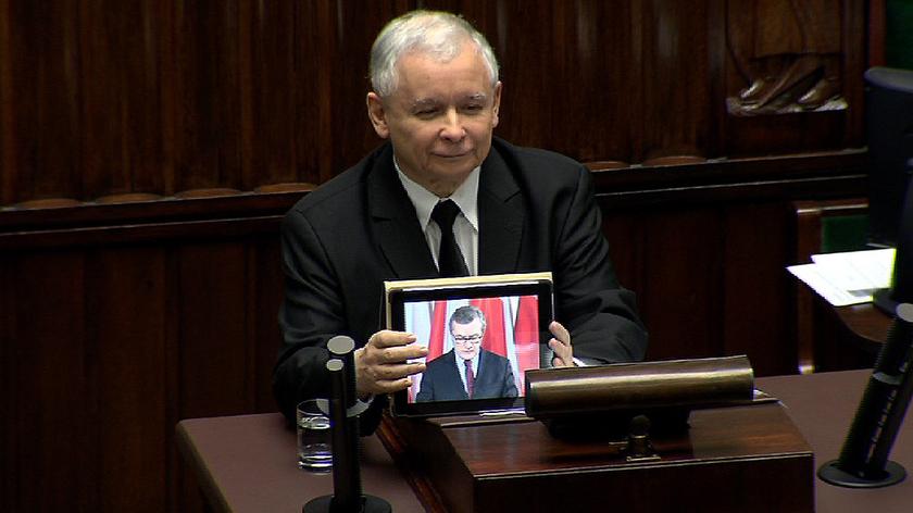 Jarosław Kaczyński odtwarza przemówienie Glińskiego z tabletu