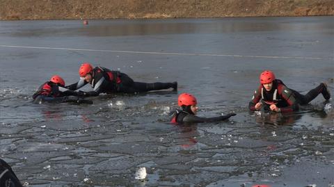 Ratownicy WOPR pokazali czym może się skończyć chodzenie bez zabezpieczenia po cienkiej warstwie lodu na rzece 