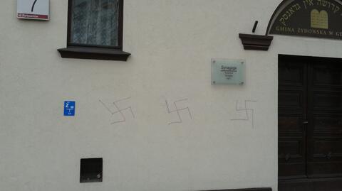Swastyki na gdańskiej synagodze