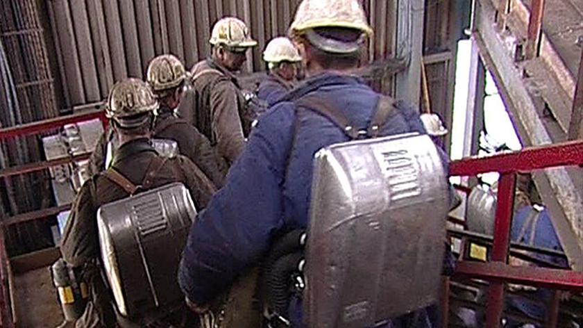 Ratownicy w kopalni próbują przejść rozlewisko. "Jest dwa razy większe, niż się spodziewaliśmy"