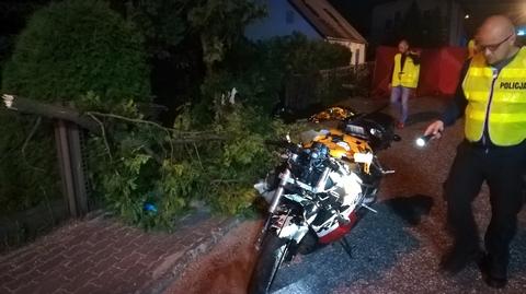 Motocykl uderzył w metalowy płot i drzewo