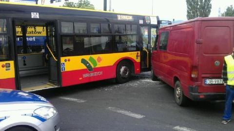 Wałbrzych: bus zderzył się z miejskim autobusem