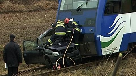 Samochód wjechał pod szynobus - jedna osoba nie żyje