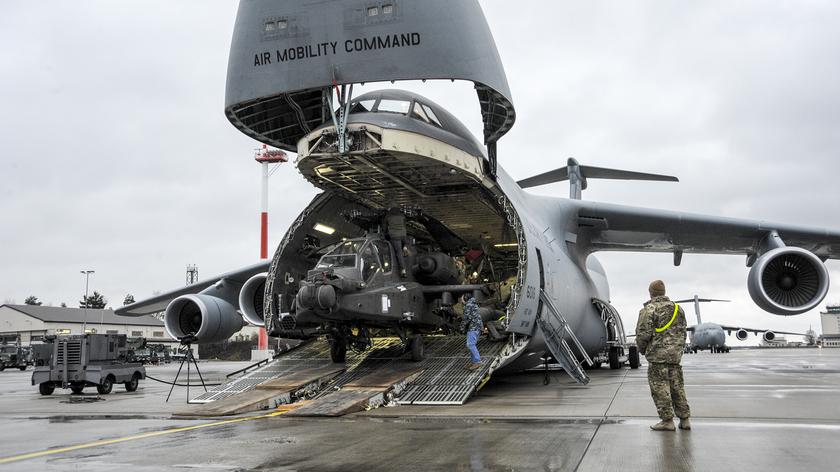 Wyładunek AH-64 Apache z transportowca C-5M Galaxy