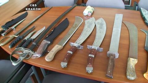 Przy zatrzymanych z rozbitego gangu śledczy znaleźli 2,5 kg narkotyków, maczety, kastety, noże i granat
