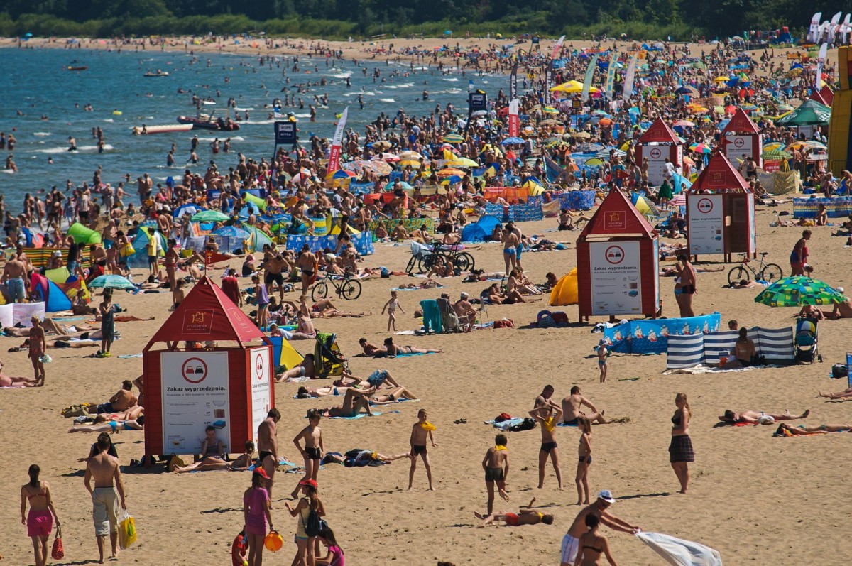 Czego brakuje na plażach? Szalety i prysznice w czołówce - TVN24