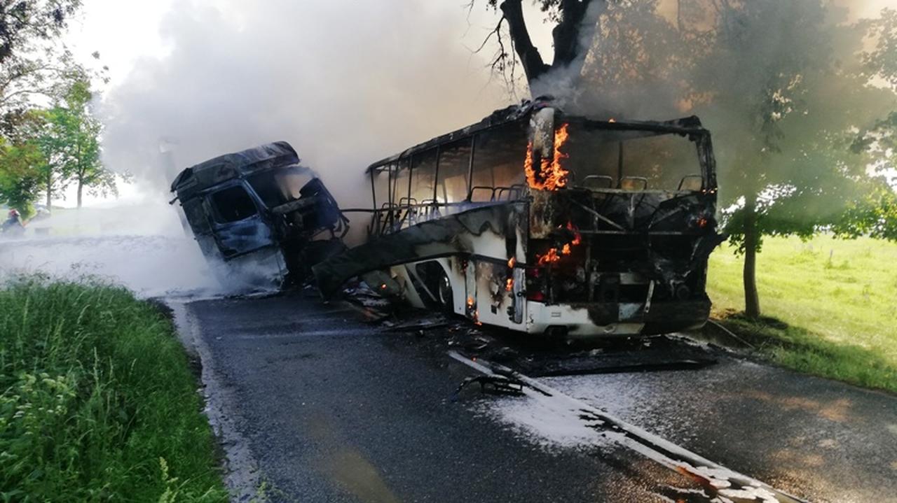 Zderzenie autobusu z ciężarówką. 16 osób rannych, dwie w