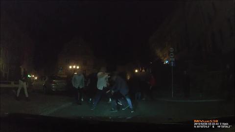 Bójka w centrum Świdnicy na nagraniu z videorejestratora