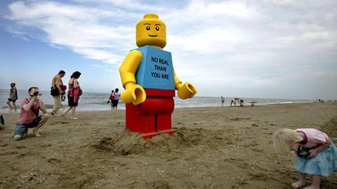Ludzik Lego podbił serca plażowiczów