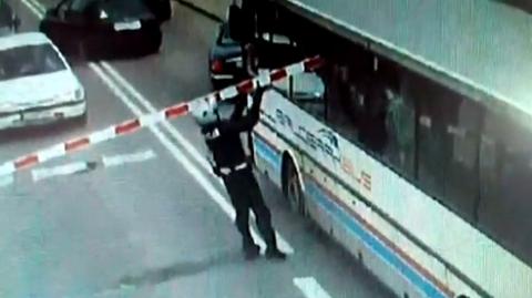 Autobus z dziećmi utknął na przejeździe