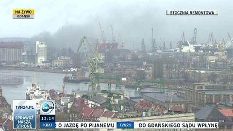 Chmura dymu nad stocznią w Gdańsku
