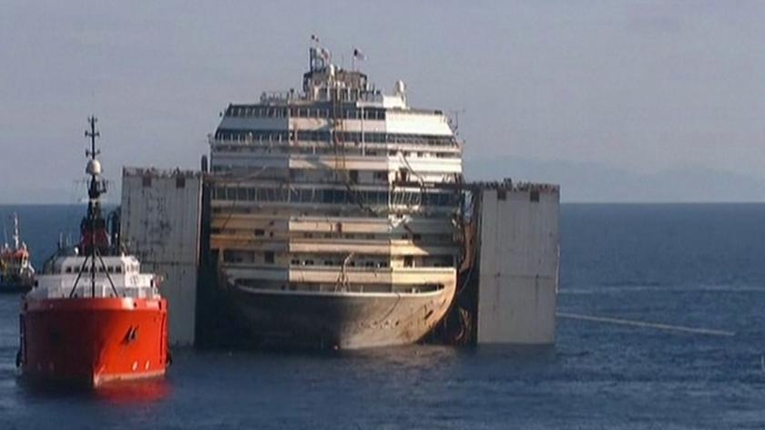 Costa Concordia trafi do portu w Genui