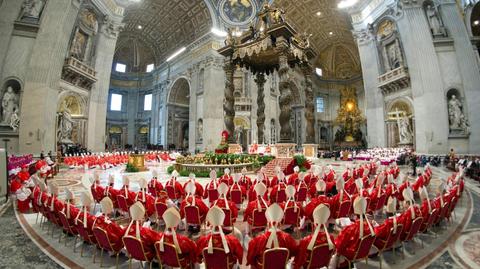 Dlaczego kardynałowie jeszcze nie wybrali papieża?