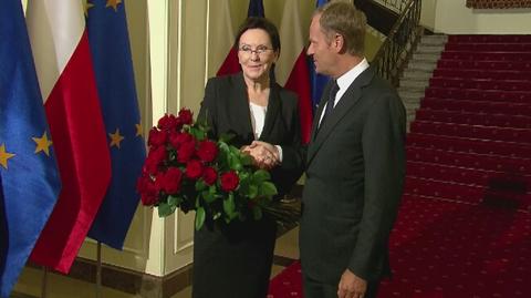 Donald Tusk przywitał Ewę Kopacz bukietem kwiatów 
