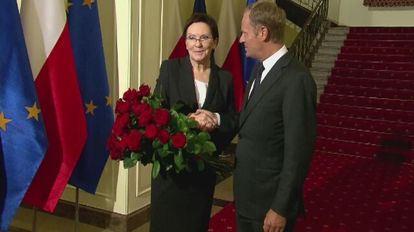 Donald Tusk przywitał Ewę Kopacz bukietem kwiatów 