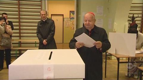 Duchowni nad wyborczą urną (TVN24)