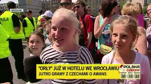 Dzieci zbierają autografy polskiej reprezentacji