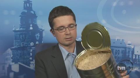 Dziennikarz Szymon Jadczak prezentuje puszkę z mięsem