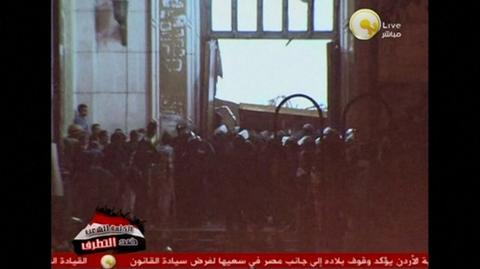 Egipcjanie zabarykadowali się w meczecie