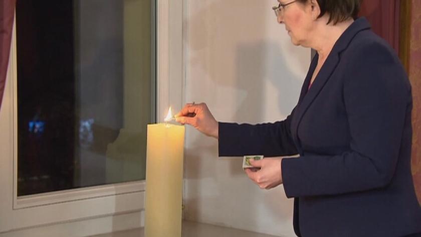Ewa Kopacz zapaliła w oknie KPRM świecę na znak solidarności z ofiarami Zagłady