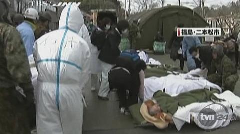 Ewakuacja ludzi mieszkających w pobliżu elektrowni atomowej Fukushima (Reuters)
