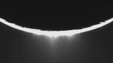 Film pokazuje powierzchnię Enceladusa. Wykonany został przez sondę NASA Cassini